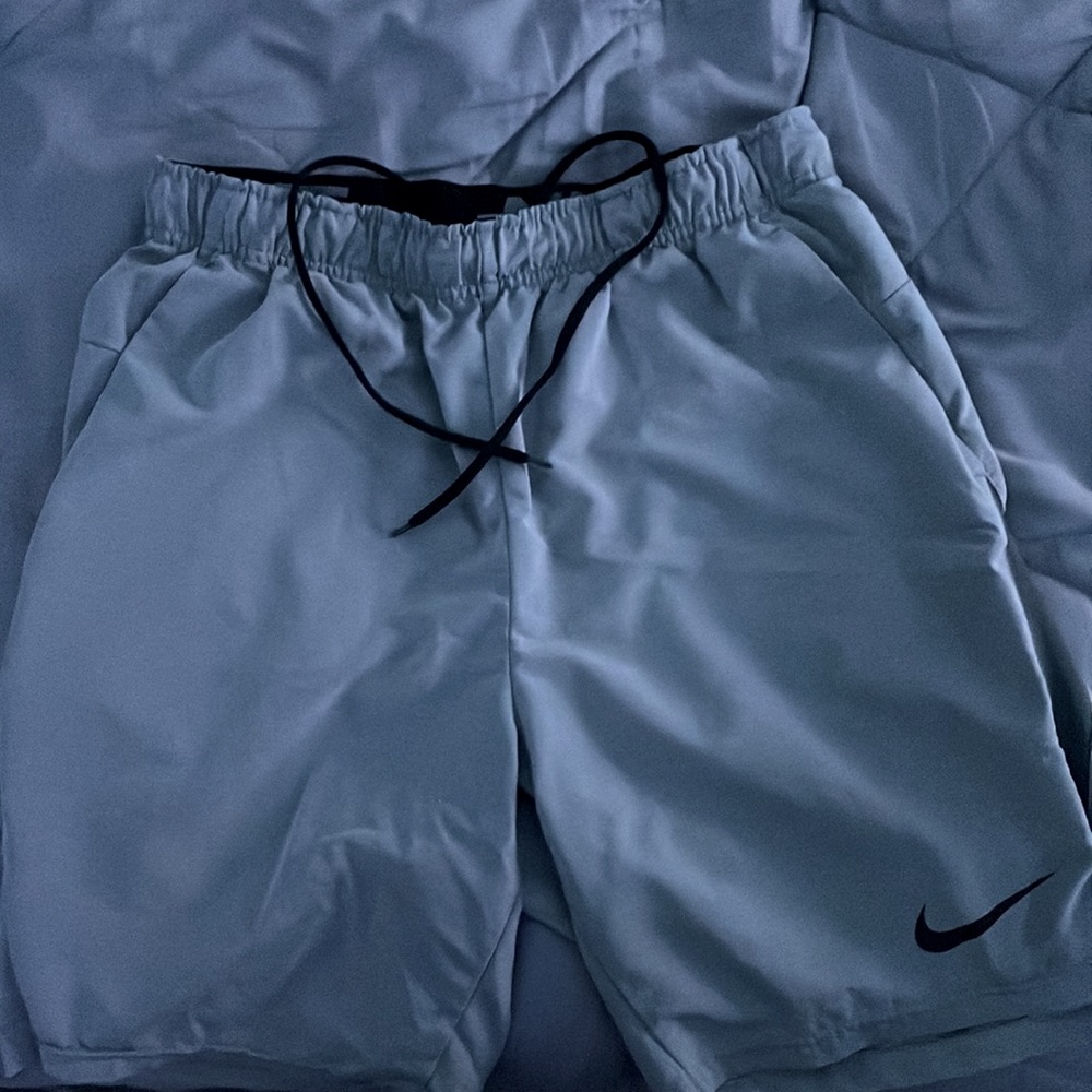 Mens Silver Athletic Shorts; Size Medium